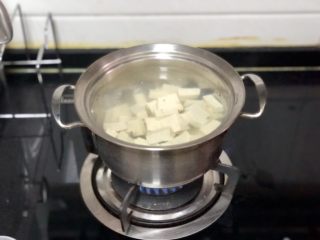 香菇炖豆腐➕香菇白菜炖豆腐,加少许食盐，中火煮开，再煮一分钟，关火捞出