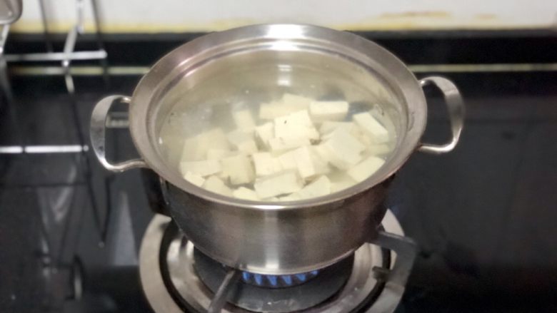 香菇炖豆腐➕香菇白菜炖豆腐,加少许食盐，中火煮开，再煮一分钟，关火捞出