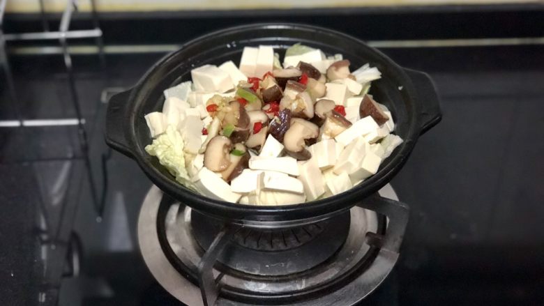 香菇炖豆腐➕香菇白菜炖豆腐,把料头香菇倒在豆腐上，加入适量热水与豆腐平齐