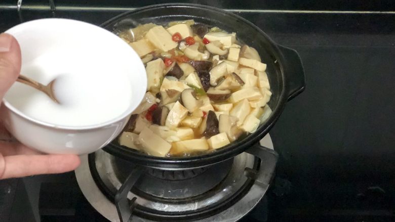 香菇炖豆腐➕香菇白菜炖豆腐,开盖转大火，加入一汤匙水淀粉，大火收汁，尝下咸淡根据个人口味添加少许食盐定味