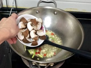 香菇炖豆腐➕香菇白菜炖豆腐,下香菇块，翻炒变软