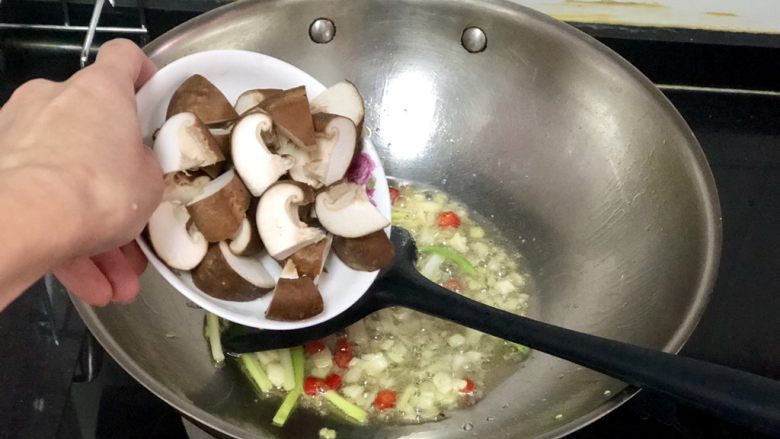 香菇炖豆腐➕香菇白菜炖豆腐,下香菇块，翻炒变软