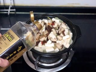 香菇炖豆腐➕香菇白菜炖豆腐,开火，调味：一汤匙生抽
