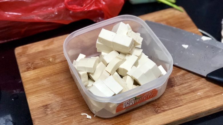 香菇炖豆腐➕香菇白菜炖豆腐,嫩豆腐清洗切小块