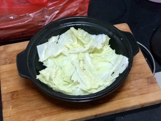 香菇炖豆腐➕香菇白菜炖豆腐,切小块铺在砂锅底部