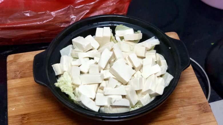 香菇炖豆腐➕香菇白菜炖豆腐,白菜上铺上嫩豆腐