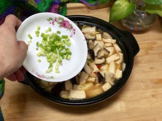 香菇炖豆腐➕香菇白菜炖豆腐,出锅后撒葱末即可