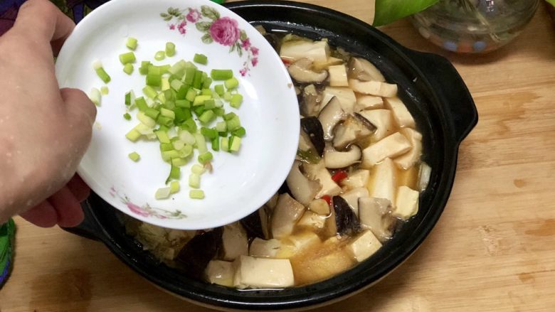 香菇炖豆腐➕香菇白菜炖豆腐,出锅后撒葱末即可