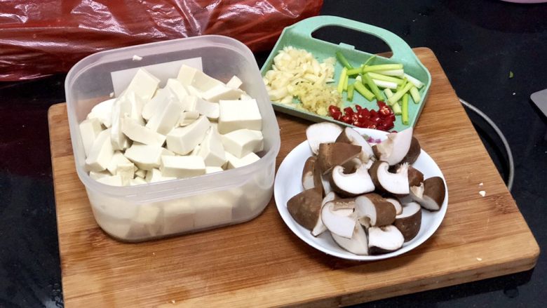 香菇炖豆腐➕香菇白菜炖豆腐,改刀：小葱切段，姜切末，蒜切蒜片，小米辣切小圈，香菇切块