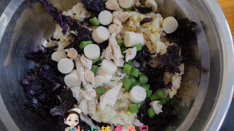 12个月以上辅食香肠紫菜饭团,准备一个大碗把米饭、鸡肉、香肠、四季豆、紫菜碎全部混合