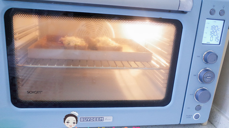 12个月以上辅食快手吐司披萨,烤箱180度提前预热以后放进烤箱烤15分钟