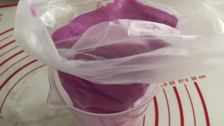 #宝宝辅食 火龙果溶豆,将混合物倒入事先准备好的裱花袋中。