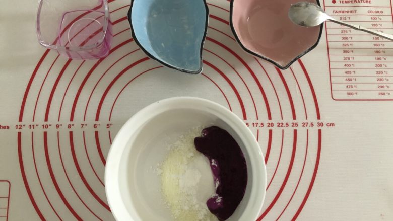 #宝宝辅食 火龙果溶豆,分别倒入奶粉、淀粉和火龙果泥。
