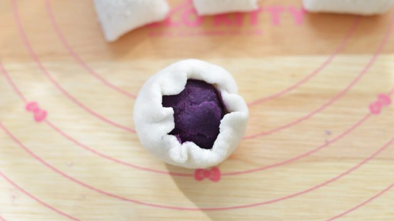 水晶糕,包裹上紫薯馅，收紧收口，然后搓圆