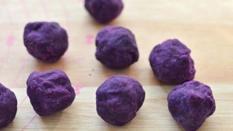 水晶糕,紫薯泥分成22克一分的团搓圆