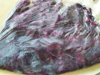 水晶糕,紫薯蒸熟后取出，趁热装到保鲜袋里面，用擀面杖擀细腻