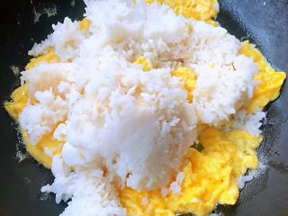 鲍鱼什锦炒饭,倒入米饭中火翻炒尽量给米饭拨散这样受热均匀