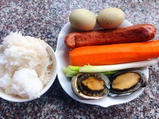 鲍鱼什锦炒饭,准备原材料一碗米饭、鲍鱼、香葱、香肠、胡萝卜、鸡蛋备用