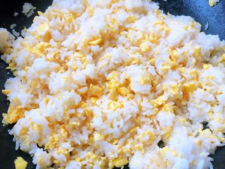 鲍鱼什锦炒饭,炒至米饭和鸡蛋都均匀的散开