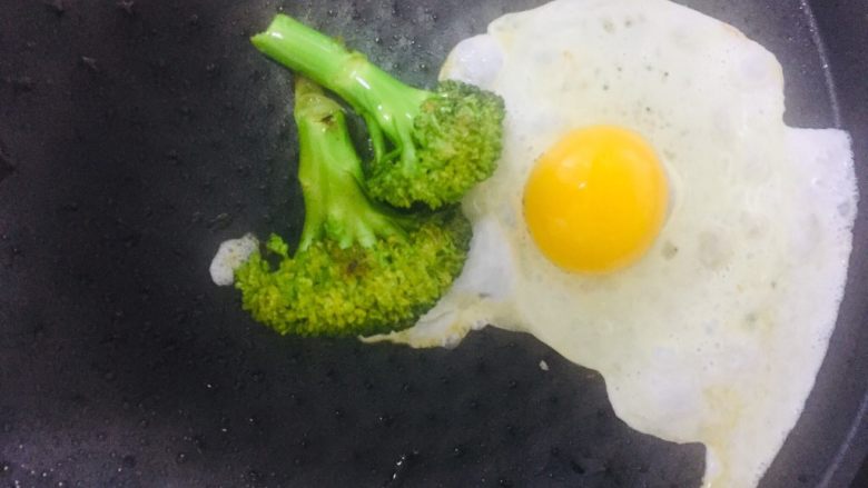 老婆牛排,煎制配菜，我用的菜花和鸡蛋