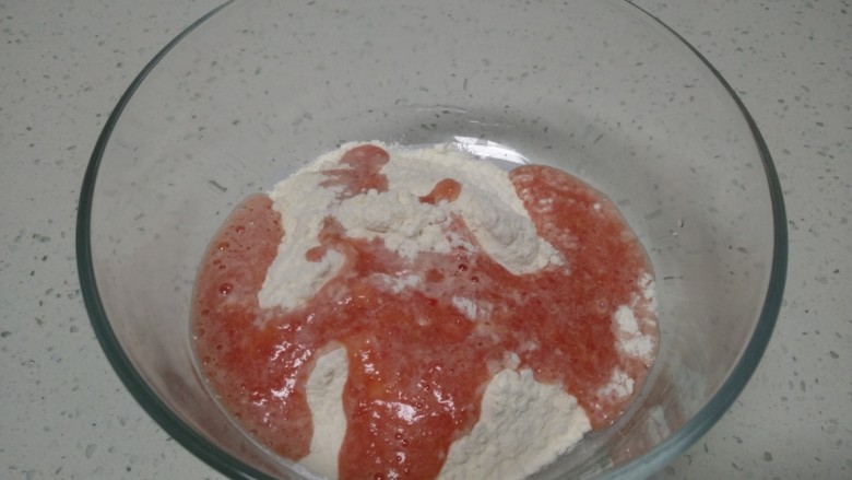 西红柿手擀面拌丝瓜菜,西红柿切块放入料理杯中打成汁，加入面粉中。