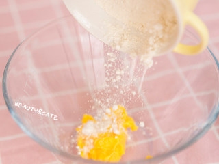 棉花糖口感的冰淇淋酥皮泡芙，竟能一口融化你！,先来做酥皮： 
将黄油软化加入过筛好的糖粉和低筋面粉。