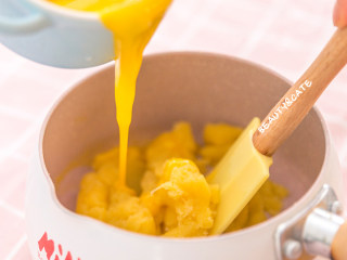 棉花糖口感的冰淇淋酥皮泡芙，竟能一口融化你！,接着倒入低筋面粉搅拌至底部出膜，稍微放凉后把鸡蛋液分多次加入搅拌。
