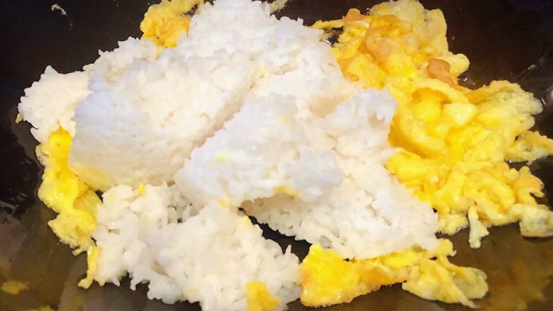 彩椒香肠蛋炒饭,鸡蛋炒至6分熟时倒入米饭