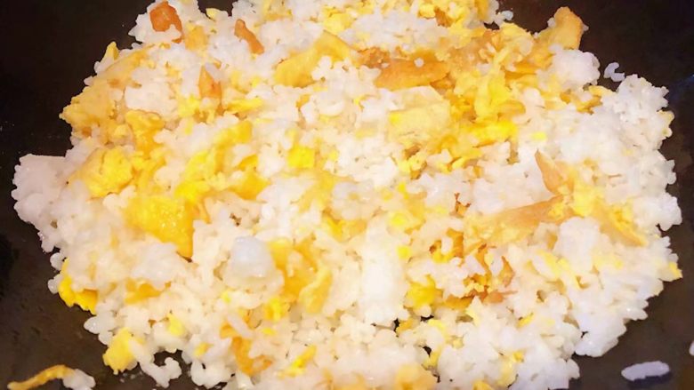 彩椒香肠蛋炒饭,炒至米饭和鸡蛋都分散开