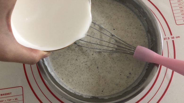 胜过冰淇淋蛋糕的「奥利奥冻芝士蛋糕」,再倒入融化了的明胶片牛奶，搅拌均匀。