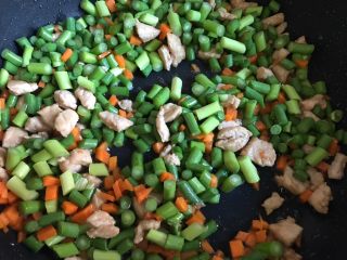 碗碗馒头,将胡萝卜、蒜苗放入锅中煸炒至成熟，然后放入半勺老抽翻炒上色
