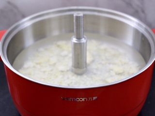 猪肝茼蒿粥,打开万慕智能升降火锅，锅里倒入适量的清水，放入剩米饭。