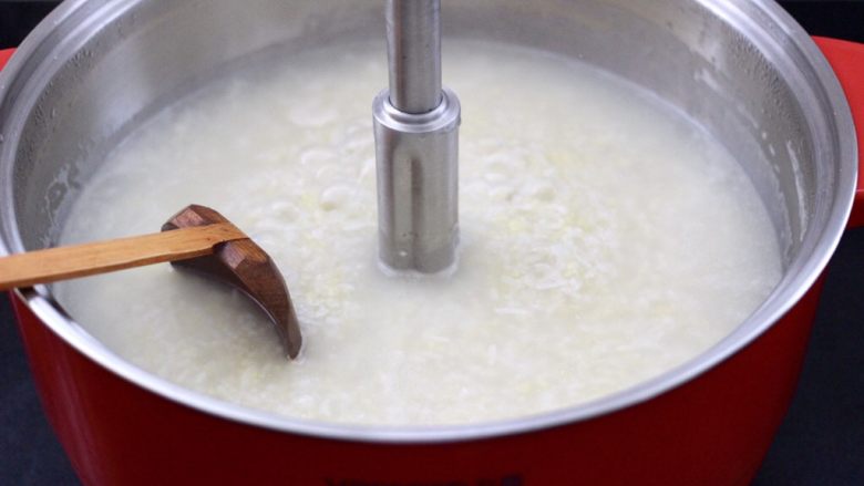 猪肝茼蒿粥,看见锅中的米汤，变得越来越粘稠时。