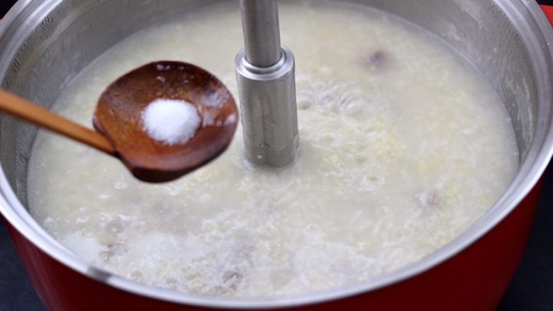 猪肝茼蒿粥,根据个人口味，加入适量的盐。