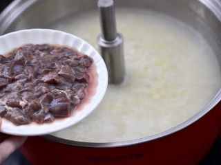 猪肝茼蒿粥,这个时候加入腌制好的猪肝。