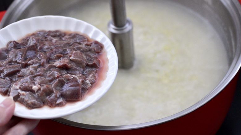 猪肝茼蒿粥,这个时候加入腌制好的猪肝。