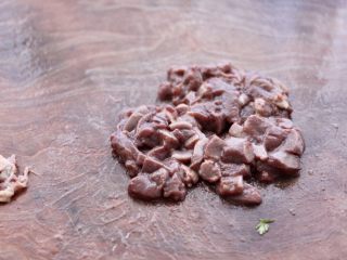 猪肝茼蒿粥,猪肝提前用适量清水浸泡1小时后，用刀切成小丁。
