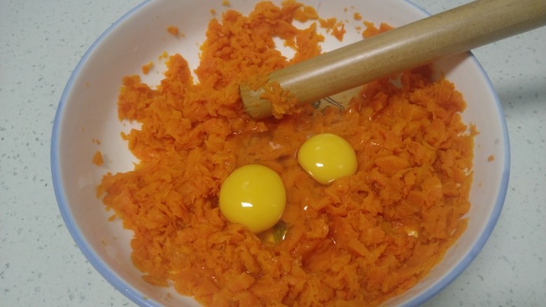胡萝卜、鸡蛋、蜜枣蒸面包,放入碗里用擀面杖捣碎，加入<a style='color:red;display:inline-block;' href='/shicai/ 9'>鸡蛋</a>。