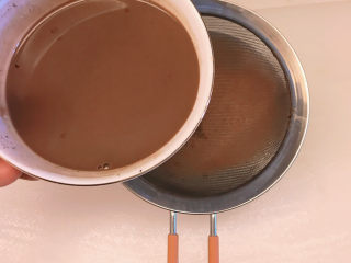 巧克力慕斯蛋糕,网筛过滤一遍，筛去颗粒，放置降温（不烫手为宜）。