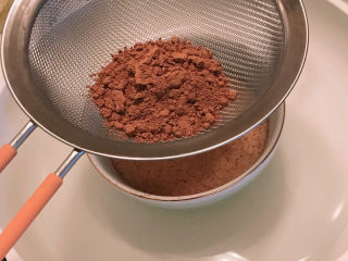 巧克力慕斯蛋糕,细网筛筛入可可粉，搅拌均匀，形成热可可牛奶。