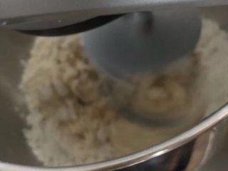 生煎花卷,厨师机里放入面粉、细砂糖、水、酵母揉面一个程序，约15分钟。