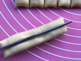 生煎花卷,把一根筷子放在面皮的中央。