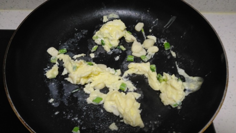 白菜炖粉丝、鸡蛋,锅中放入少许油，炒香葱、蒜,倒入鸡蛋液，快速翻炒成大块盛出。