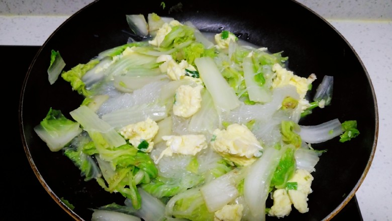 白菜炖粉丝、鸡蛋,倒入鸡蛋，搅拌均匀。