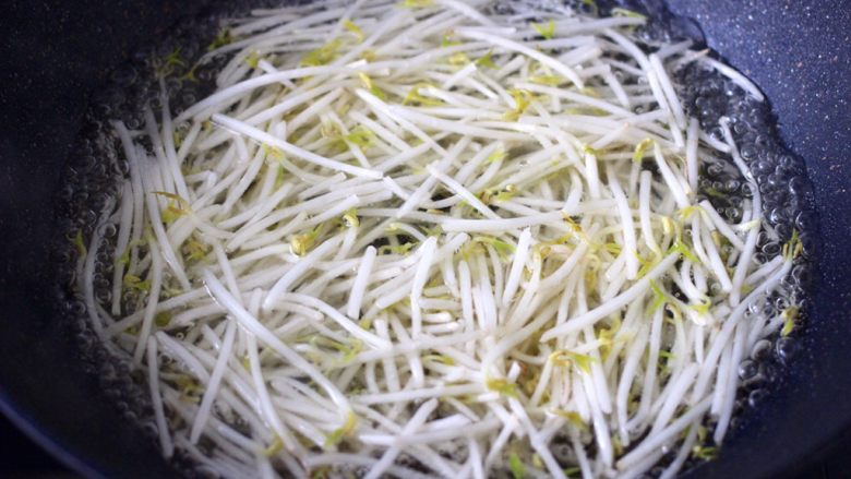 水煮猪血,锅中倒入适量的清水烧开后，放入绿豆芽进行焯水，看见绿豆芽变得透明时，捞出过冷水备用。