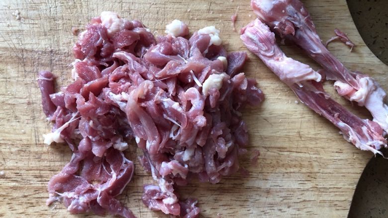 家常下饭鸭丝,剔下鸭肉，切丝。能够垂直于肉的纹理切就更好，因为那样炒熟以后口感更嫩。
