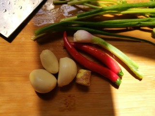 凉拌红油猪耳朵,准备葱、姜、蒜、小米辣、香菜。