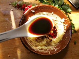 凉拌红油猪耳朵,捣碎的大蒜中加入一勺酱油，半勺醋。