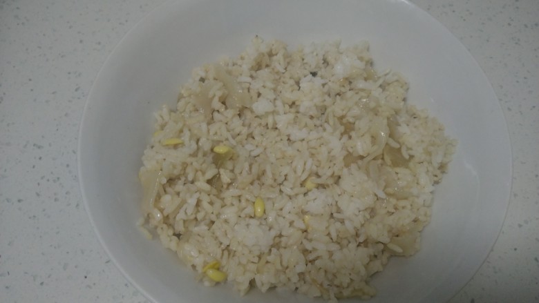 大米、胡萝卜、鸡蛋饼,隔夜米从冰箱冷藏拿出。