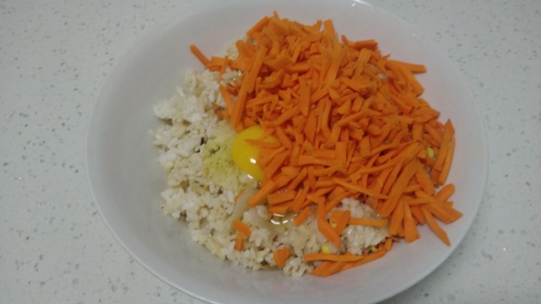 大米、胡萝卜、鸡蛋饼,将胡萝卜盛入碗里。
